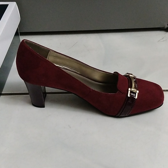 Heels - Picture 3 of 6